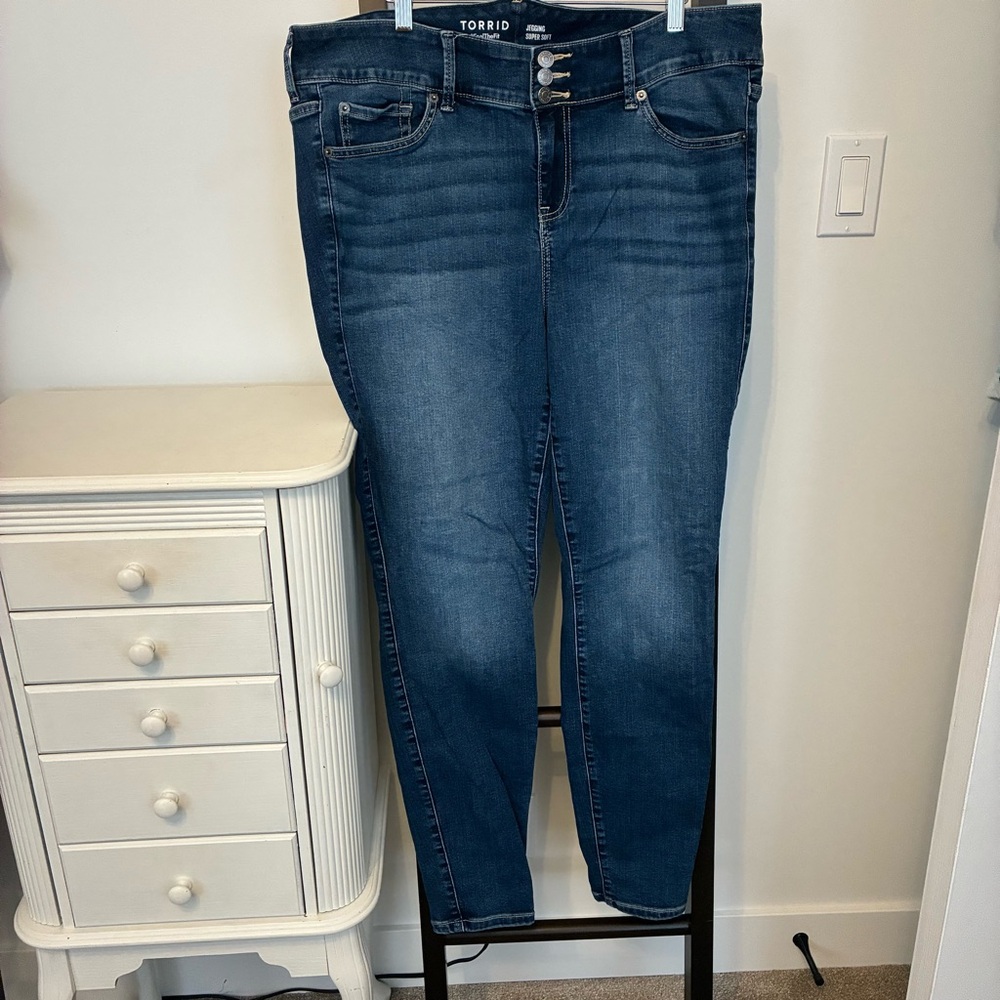 Torrid jegging Skinny Jeans. Size 18 tall. EUC. 3 button and zipper closure.